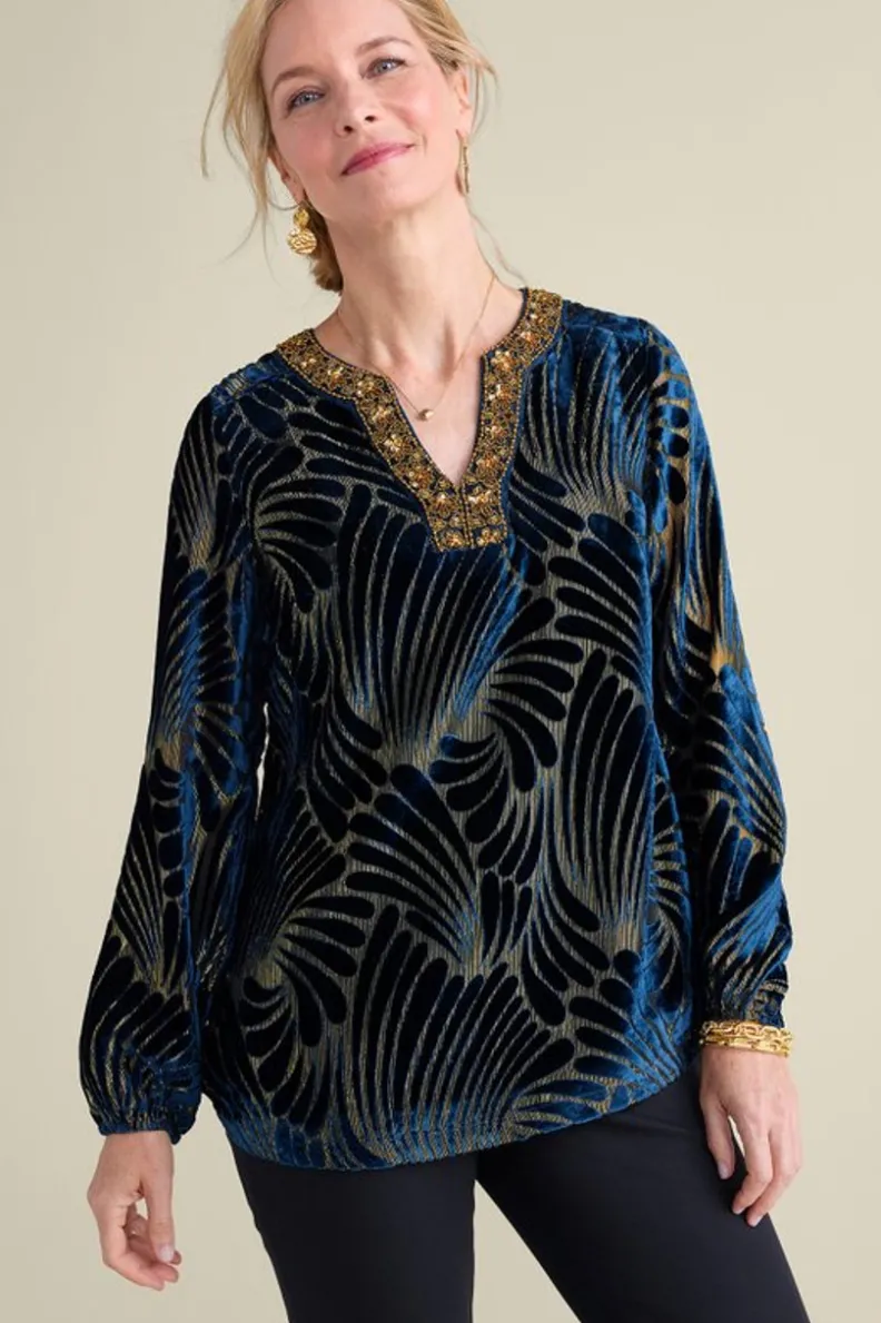 Túnica Adrienne de Terciopelo Bordado Artesanal - Diseño Remolino Azul con Detalles en Técnica Burnout