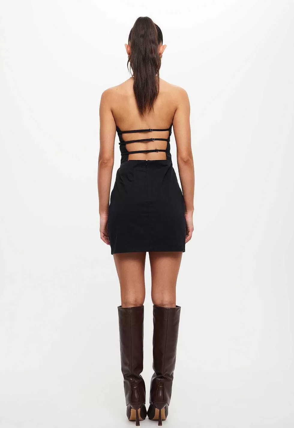 Vestido Corto sin Tirantes Leona Seducción - Modelo Femenino Elegante