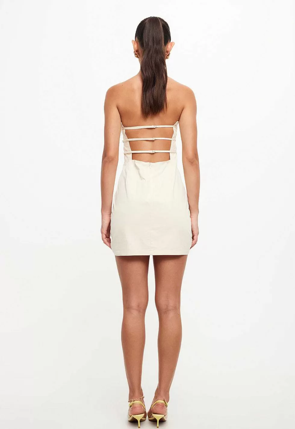 Seducción Salvaje: Vestido Mini Sin Tirantes Leóna - Tendencia Atrevida en Moda Veraniega