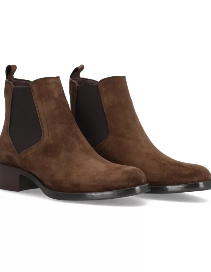 Botines Alpe Alain-2 para Mujer - Cuero genuino con diseño urbano y suela antideslizante | Calzado de invierno 2024 elegante y confortable 

Botines Mujer Alain-2 - Tacon medio en cuero texturizado para look casual | Colección otoño-invierno Alpe con plantilla ergonómica 

Botines de moda para mujer Alpe Alain-2 - Material transpirable con detalles en costura visible | Calzado urbano para diario y ocasiones informales