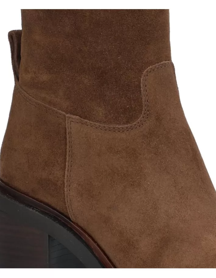 Botines Alpe Evolet para Mujer - Estilo Urbano con Detalles Premium  
Botines de Mujer Alpe Evolet - Tendencia Invierno 2023  
Botines Casuales Evolet Mujer | Confort y Diseño Moderno  
Botines Alpe Mujer - Colección Otoño-Invierno en Cuero Auténtico  
Evolet by Alpe | Botines Femeninos con Suela Antideslizante