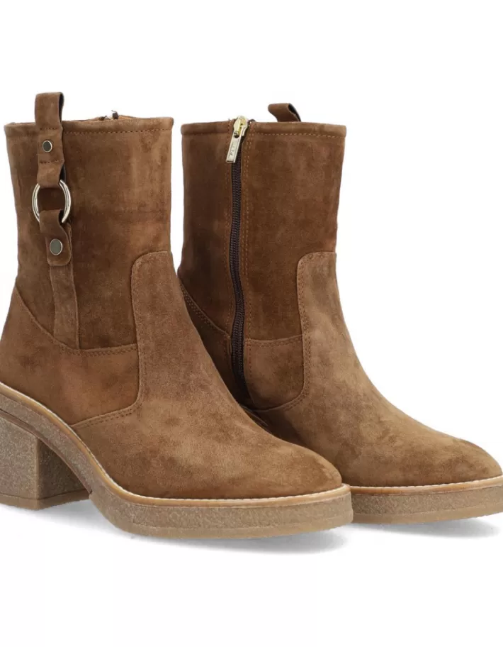 Botines Alpe Janis para Mujer | Elegantes y Confortables - Estilo Urbano en Piel Suave 

Botines Mujer Alpe Janis | Diseño Moderno con Detalles en Costura - Calzado de Temporada 

Botines Janis para Mujer by Alpe | Tacón Bajo Cómodo - Ideales para Look Casual y Oficina 

Botines Alpe Janis Mujer | Plantilla Acolchada + Suela Antideslizante - Disponibles en 6 Colores