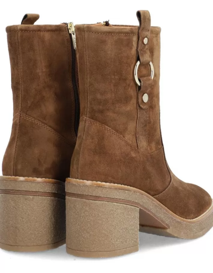 Botines Alpe Janis para Mujer | Elegantes y Confortables - Estilo Urbano en Piel Suave 

Botines Mujer Alpe Janis | Diseño Moderno con Detalles en Costura - Calzado de Temporada 

Botines Janis para Mujer by Alpe | Tacón Bajo Cómodo - Ideales para Look Casual y Oficina 

Botines Alpe Janis Mujer | Plantilla Acolchada + Suela Antideslizante - Disponibles en 6 Colores