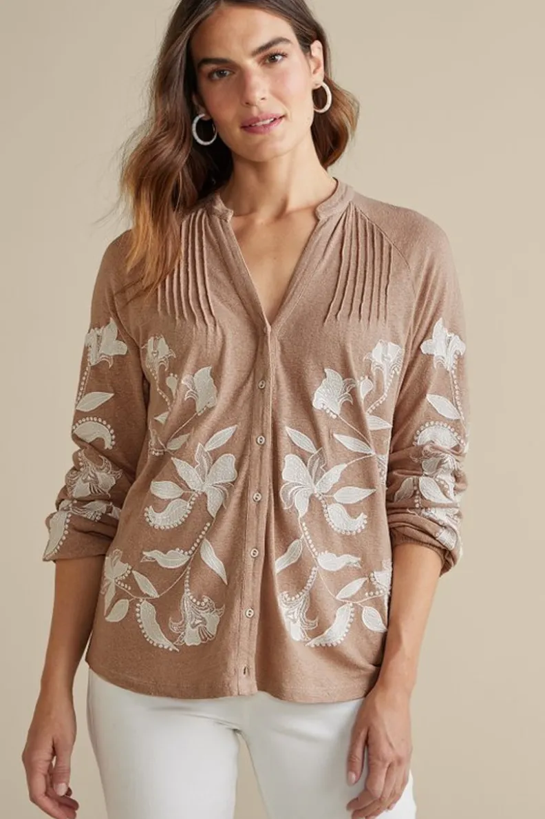 Blusa Primaveral Beige con Bordados Artesanales - Diseño Alva de Soft Surroundings en Tejido Cálido