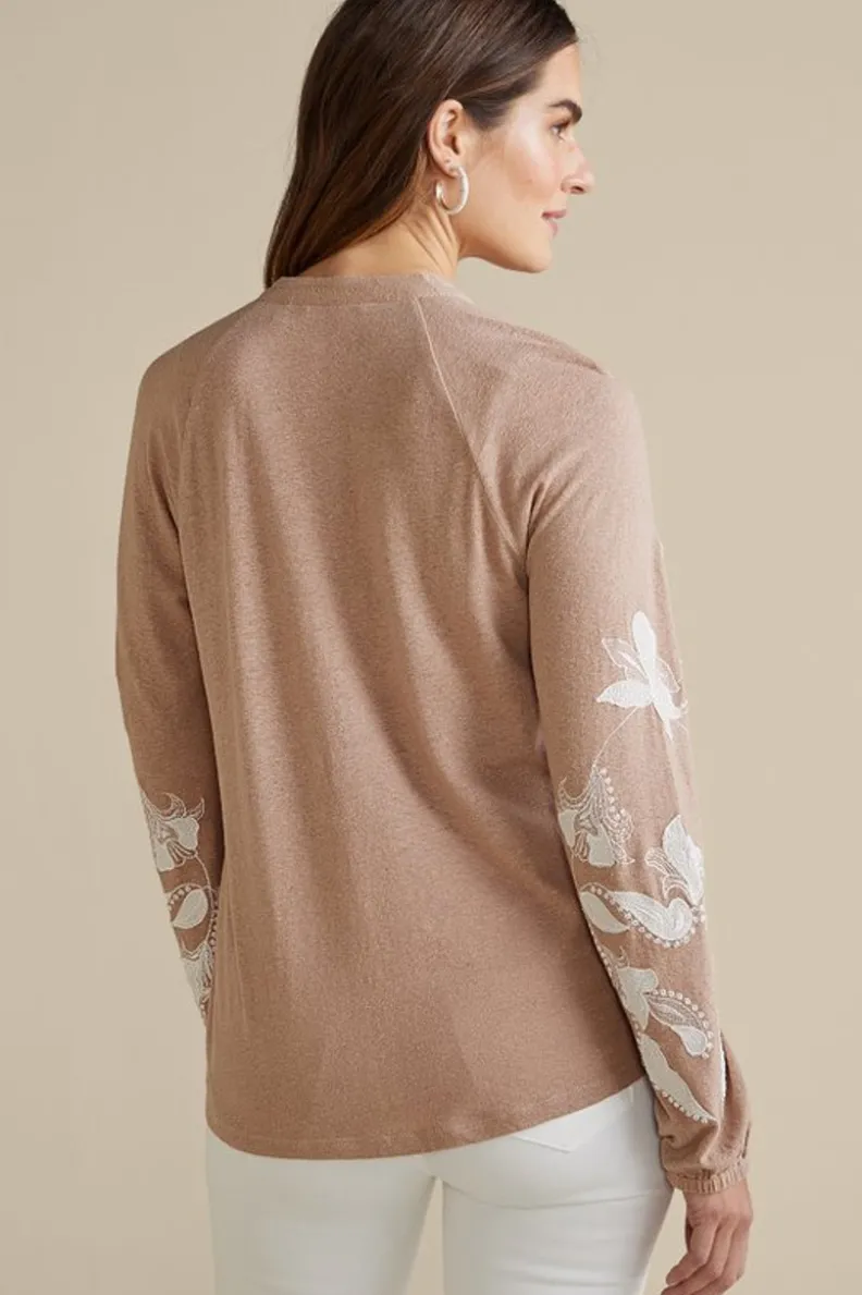 Blusa Primaveral Beige con Bordados Artesanales - Diseño Alva de Soft Surroundings en Tejido Cálido