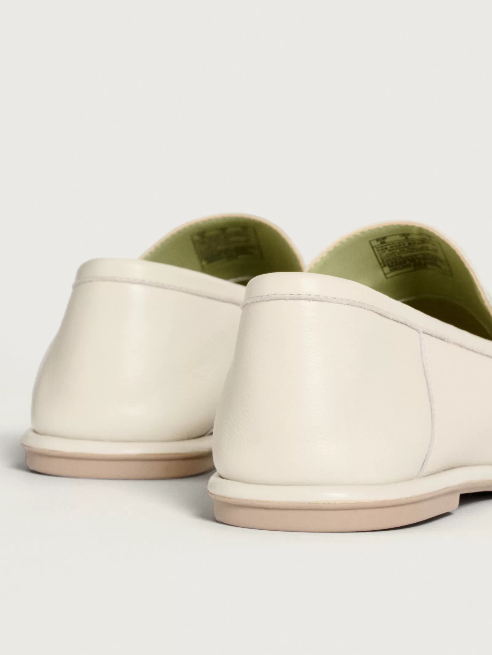 HOFF APOLLO Mocasines Clásicos en Blanco Roto - Zapatos Planos Cómodos para Mujer, Estilo Versátil y Moderno