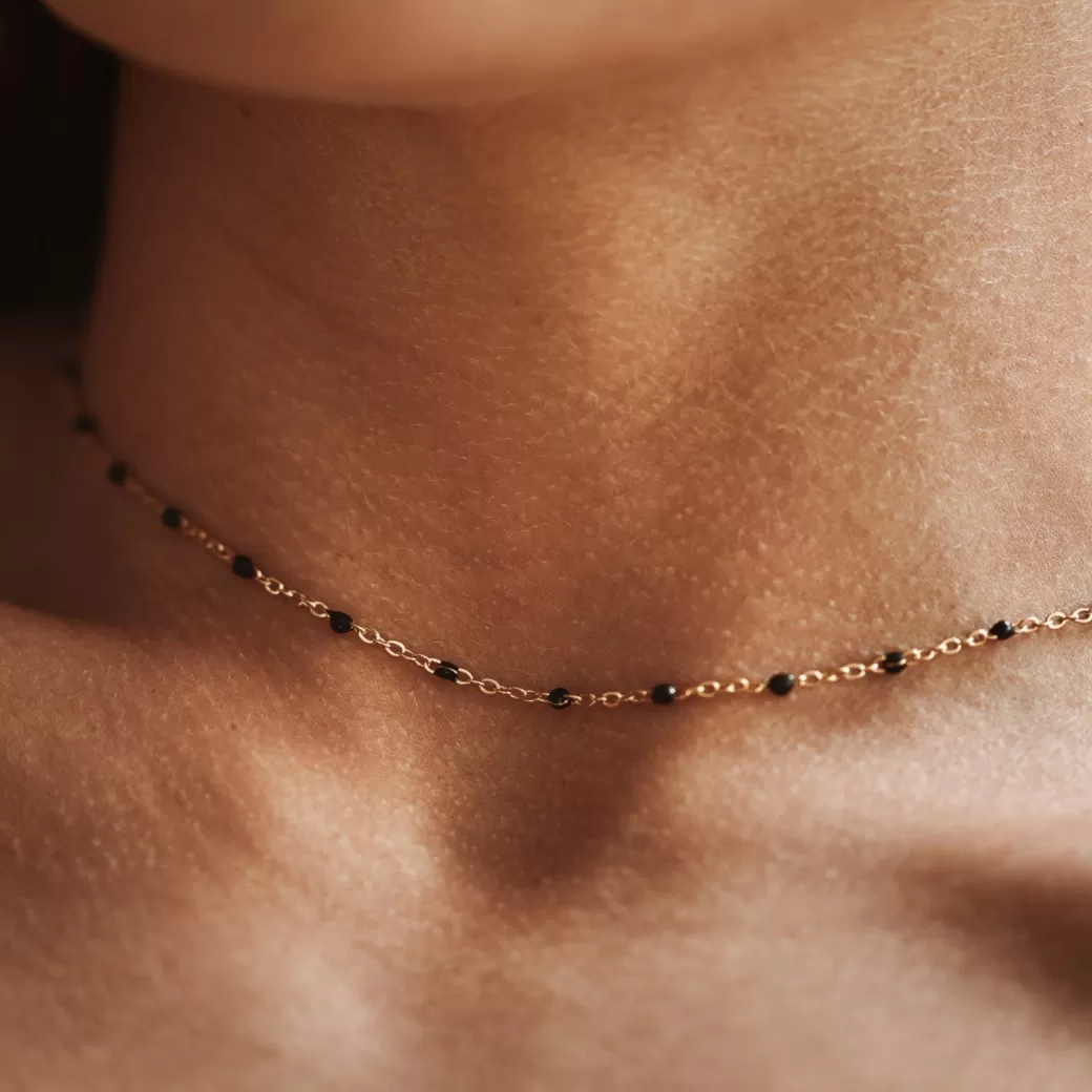 Gargantilla negra con detalle de perlas - Colección bohemia de Atolea Jewelry