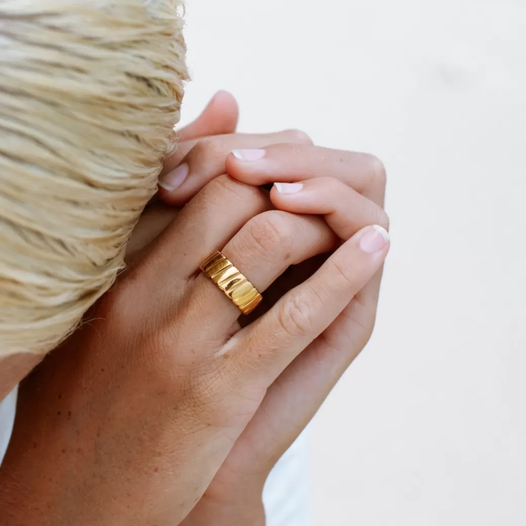 Anillo llamativo de la colección exclusiva Joyas Atolea - Diseño único en plata moderna