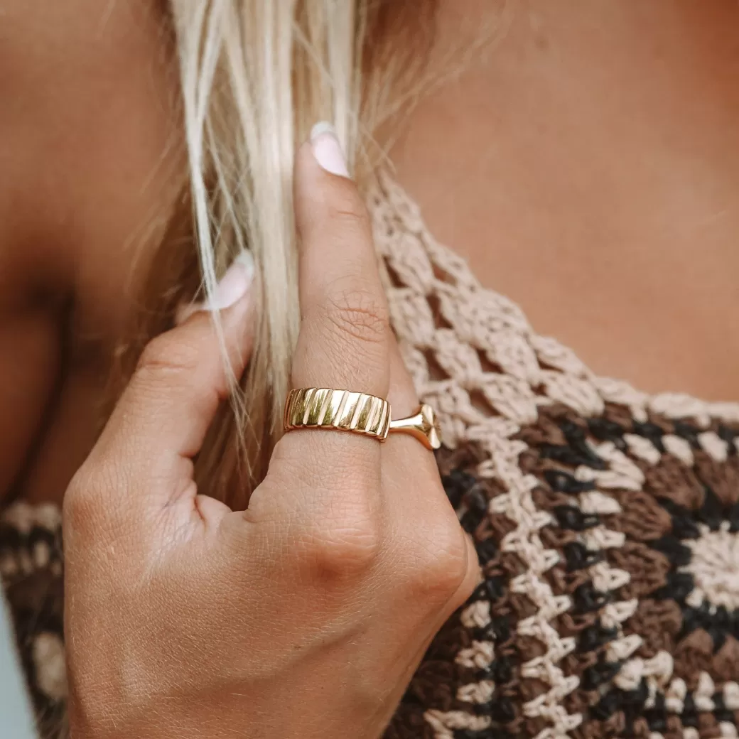 Anillo llamativo de la colección exclusiva Joyas Atolea - Diseño único en plata moderna