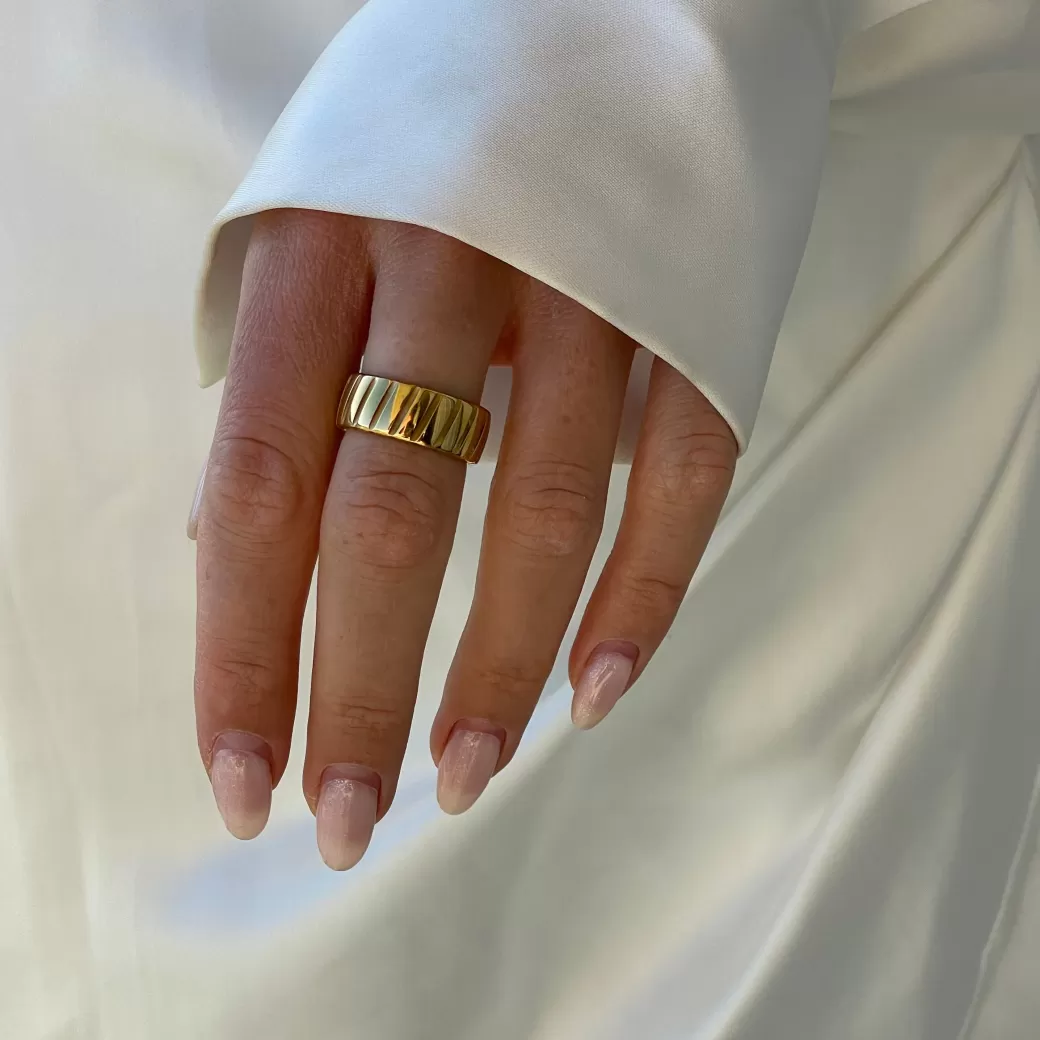 Anillo llamativo de la colección exclusiva Joyas Atolea - Diseño único en plata moderna