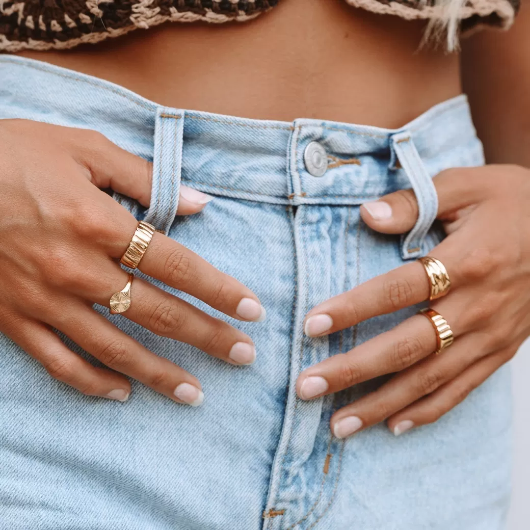 Anillo llamativo de la colección exclusiva Joyas Atolea - Diseño único en plata moderna