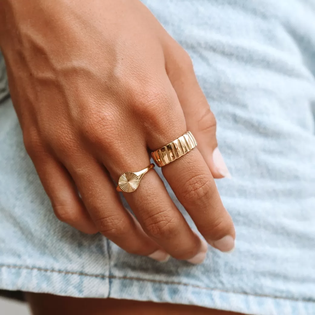 Anillo llamativo de la colección exclusiva Joyas Atolea - Diseño único en plata moderna