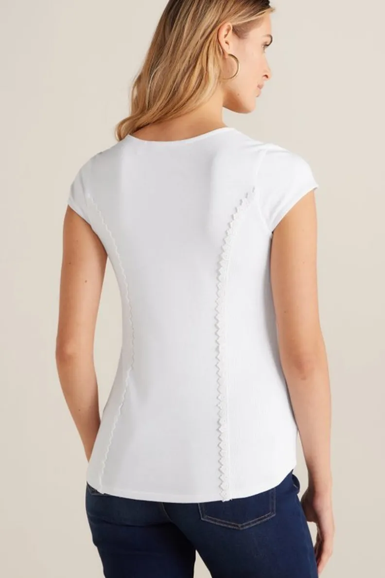 Blusa Breelyn de Entornos Suaves - Blanco Puro, Ajuste Cómodo y Diseño Versátil