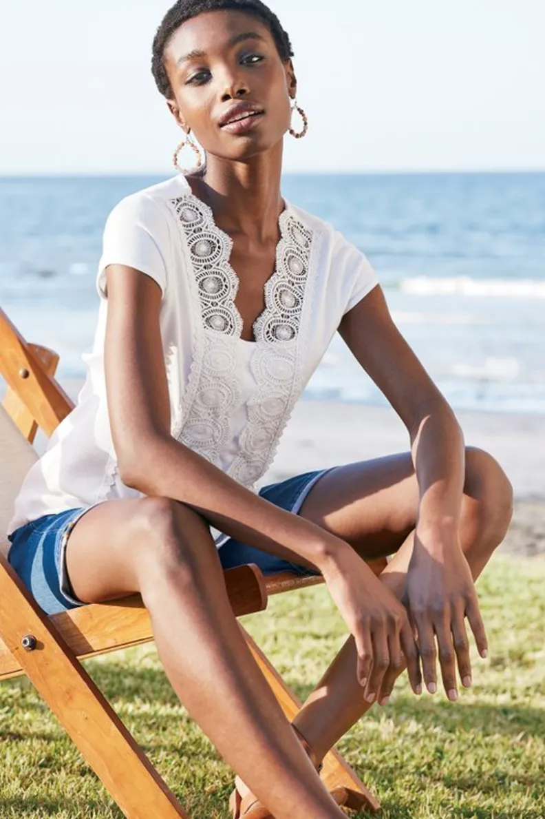 Blusa Breelyn de Entornos Suaves - Blanco Puro, Ajuste Cómodo y Diseño Versátil