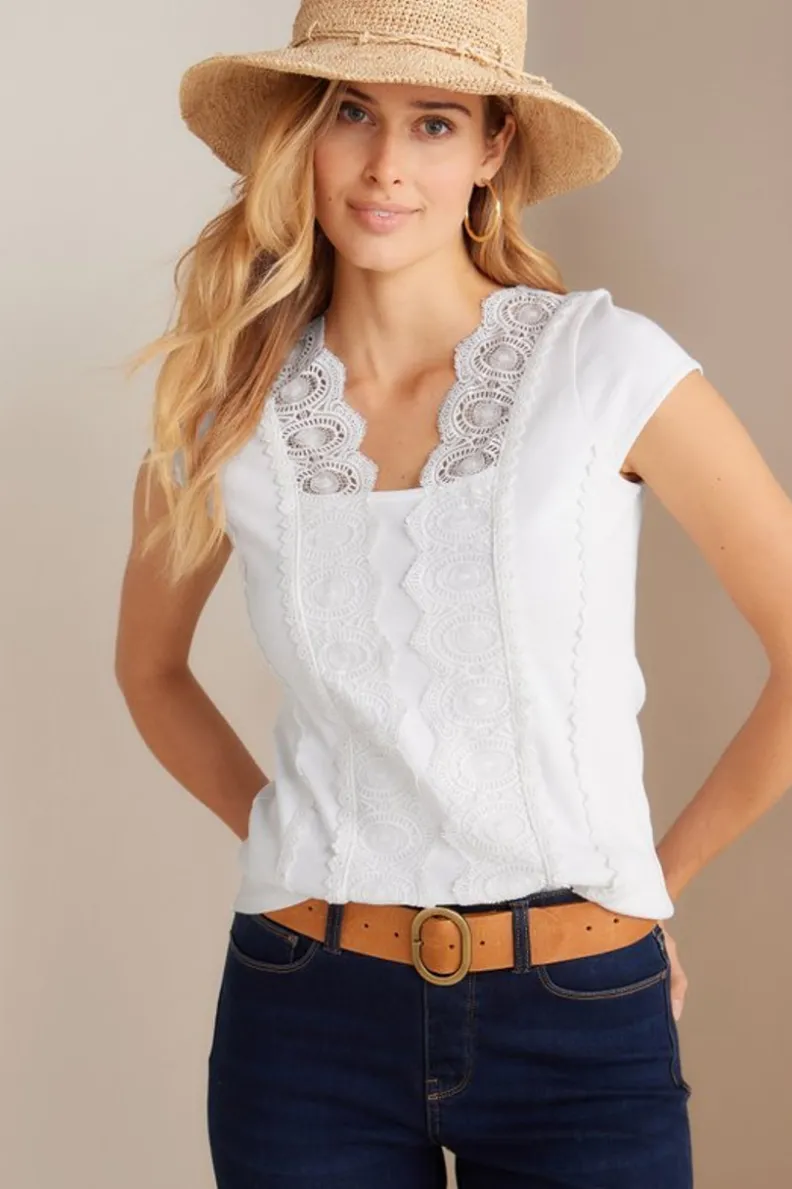 Blusa Breelyn de Entornos Suaves - Blanco Puro, Ajuste Cómodo y Diseño Versátil