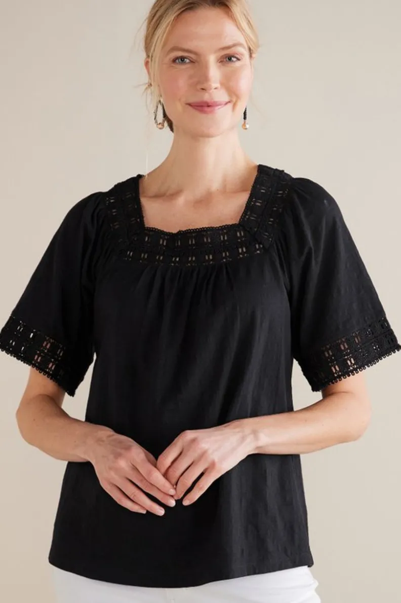 Blusa Brianna tejida con croché en tono negro - Colección suave y elegante de Tops-Soft