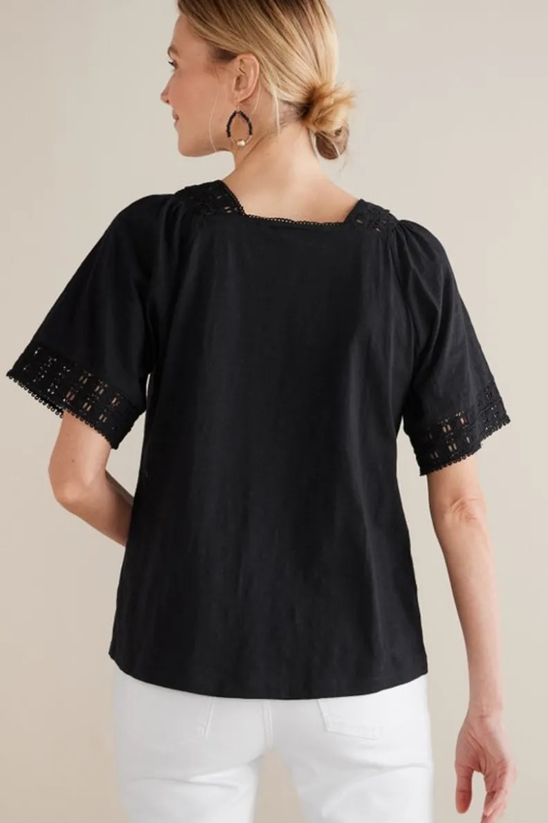 Blusa Brianna tejida con croché en tono negro - Colección suave y elegante de Tops-Soft