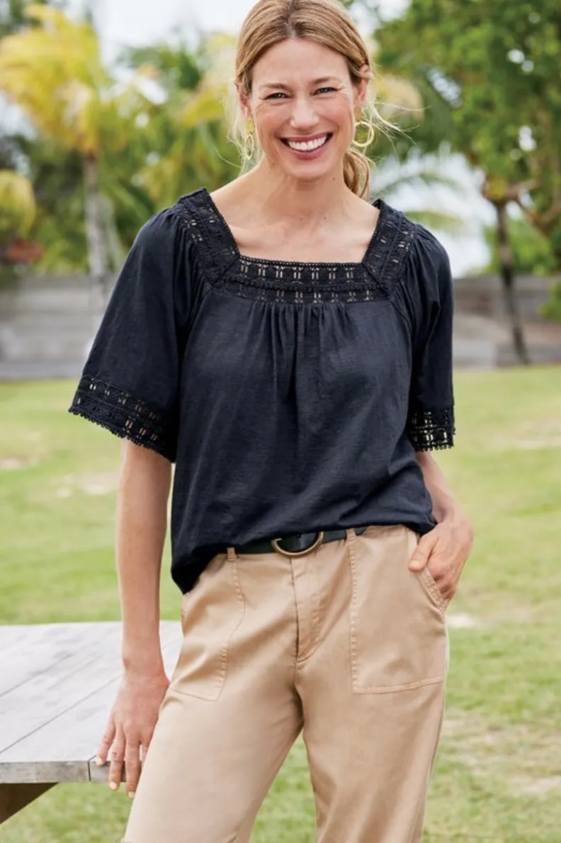 Blusa Brianna tejida con croché en tono negro - Colección suave y elegante de Tops-Soft