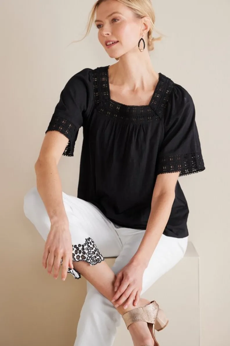 Blusa Brianna tejida con croché en tono negro - Colección suave y elegante de Tops-Soft