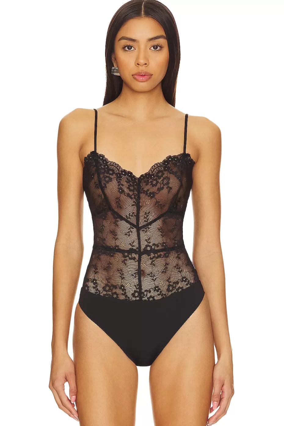 Modelo Cailey: Body ajustado con diseño sensual de Lovers & Friends - Elegancia y comodidad para ocasiones especiales