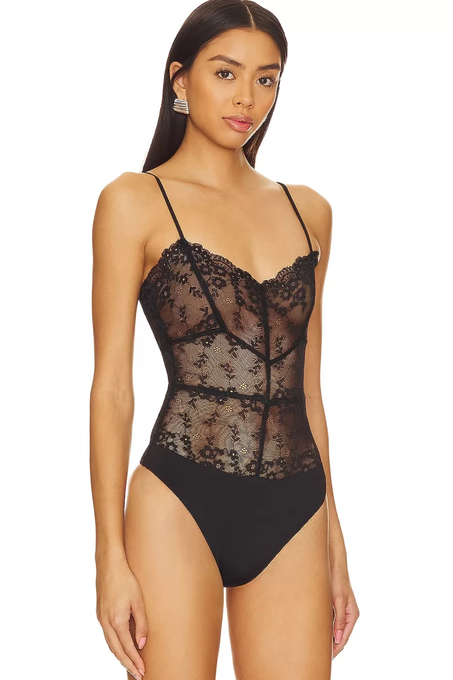 Modelo Cailey: Body ajustado con diseño sensual de Lovers & Friends - Elegancia y comodidad para ocasiones especiales