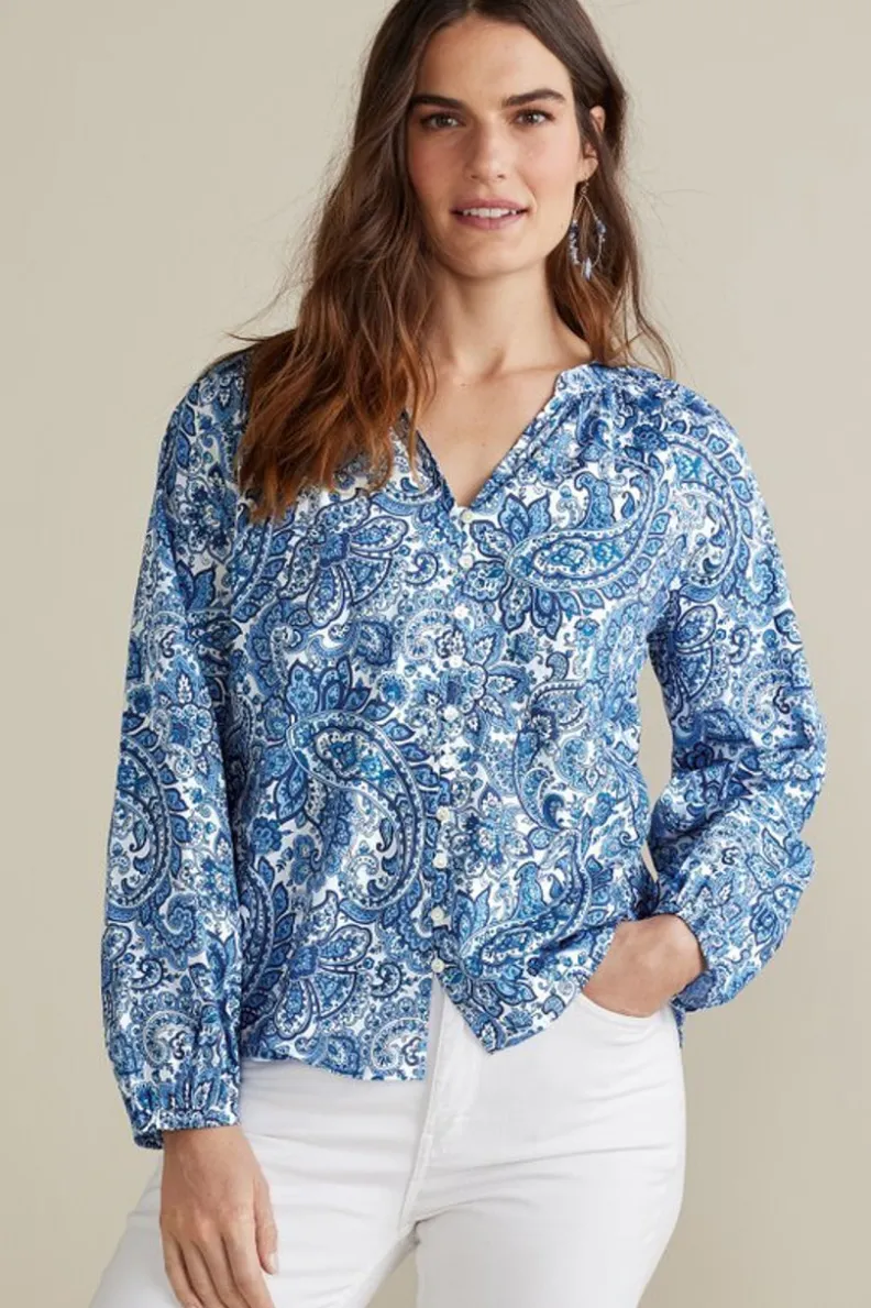 Blusa Celia de Soft Surroundings: Confortable y Elegante para la Primavera con Aire Fresco en Estampado Paisley y Tela Chambray
