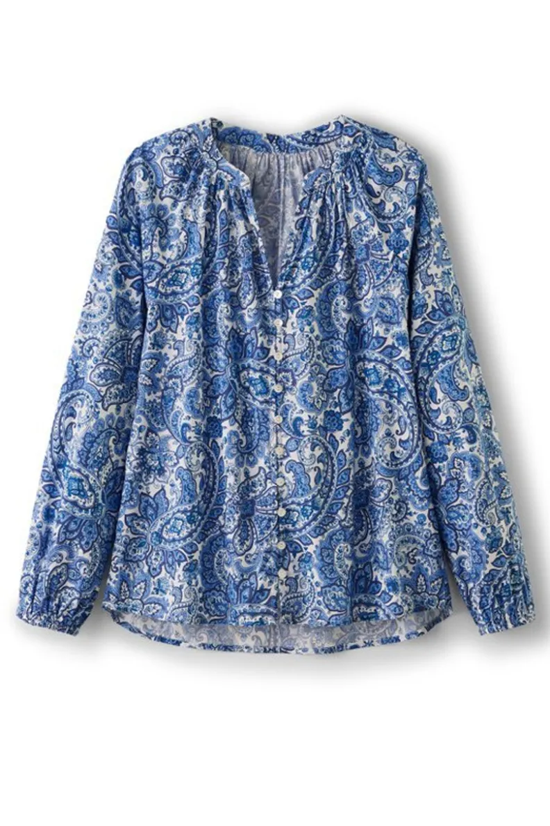 Blusa Celia de Soft Surroundings: Confortable y Elegante para la Primavera con Aire Fresco en Estampado Paisley y Tela Chambray