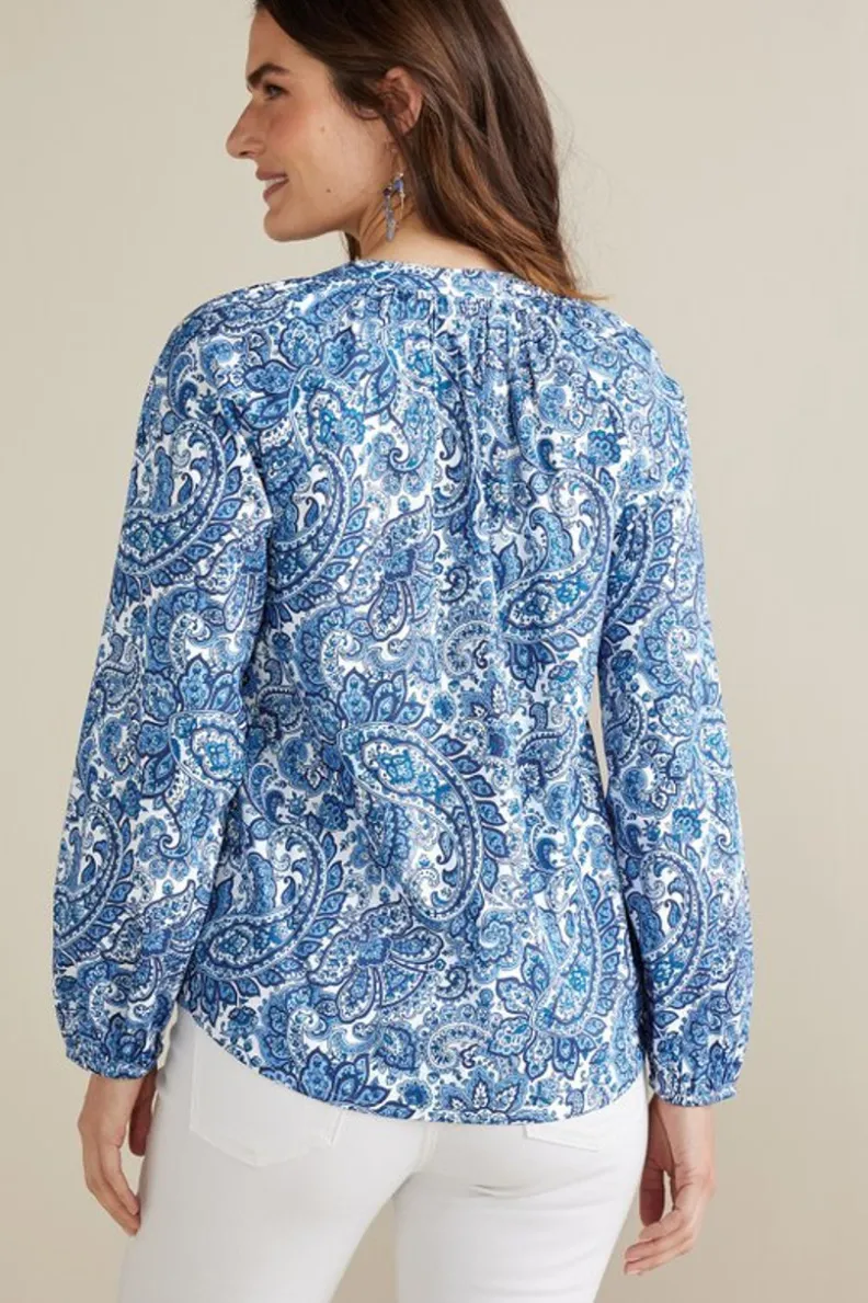 Blusa Celia de Soft Surroundings: Confortable y Elegante para la Primavera con Aire Fresco en Estampado Paisley y Tela Chambray