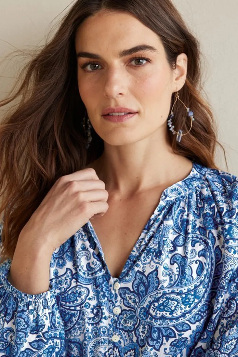 Blusa Celia de Soft Surroundings: Confortable y Elegante para la Primavera con Aire Fresco en Estampado Paisley y Tela Chambray