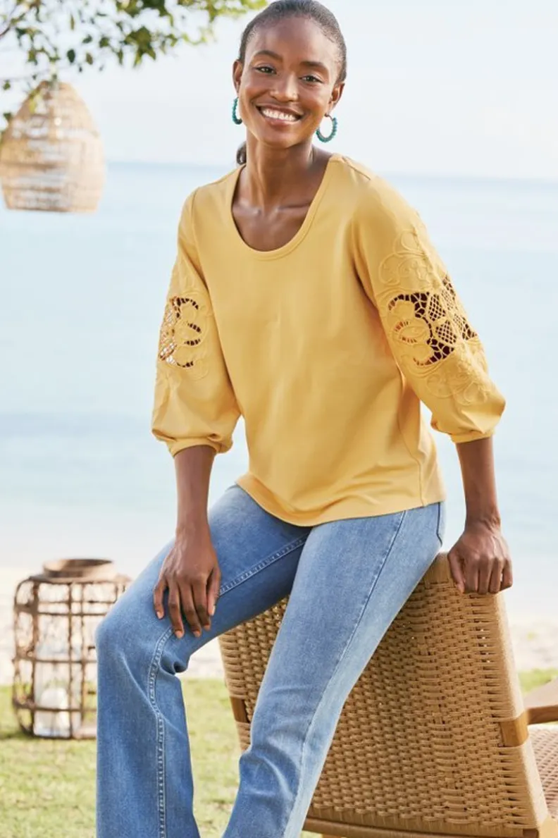Blusa Charmaine bordada en tejido French Terry - Amarillo crema suave de Soft Surroundings