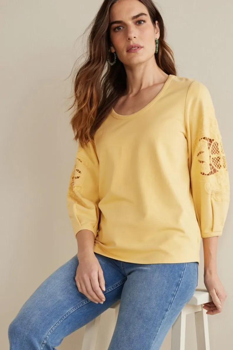 Blusa Charmaine bordada en tejido French Terry - Amarillo crema suave de Soft Surroundings