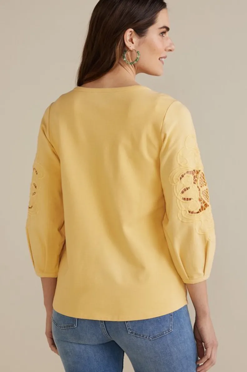Blusa Charmaine bordada en tejido French Terry - Amarillo crema suave de Soft Surroundings