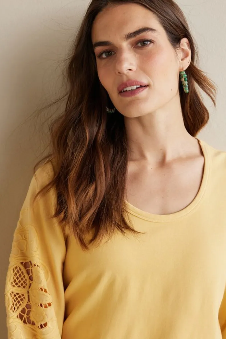 Blusa Charmaine bordada en tejido French Terry - Amarillo crema suave de Soft Surroundings