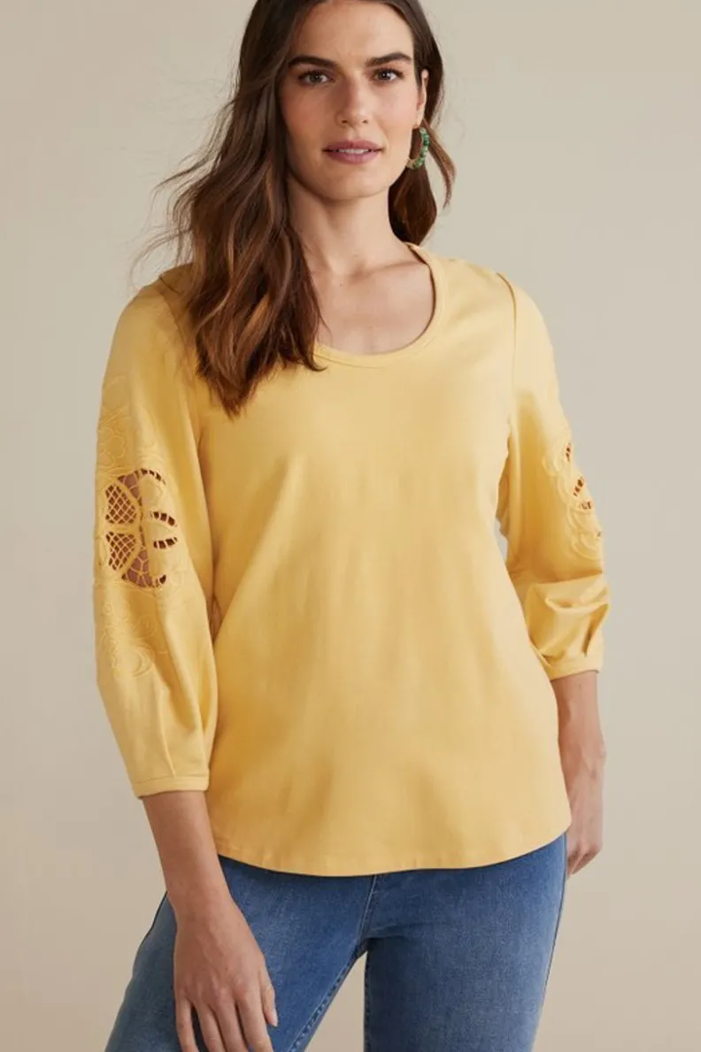 Blusa Charmaine bordada en tejido French Terry - Amarillo crema suave de Soft Surroundings