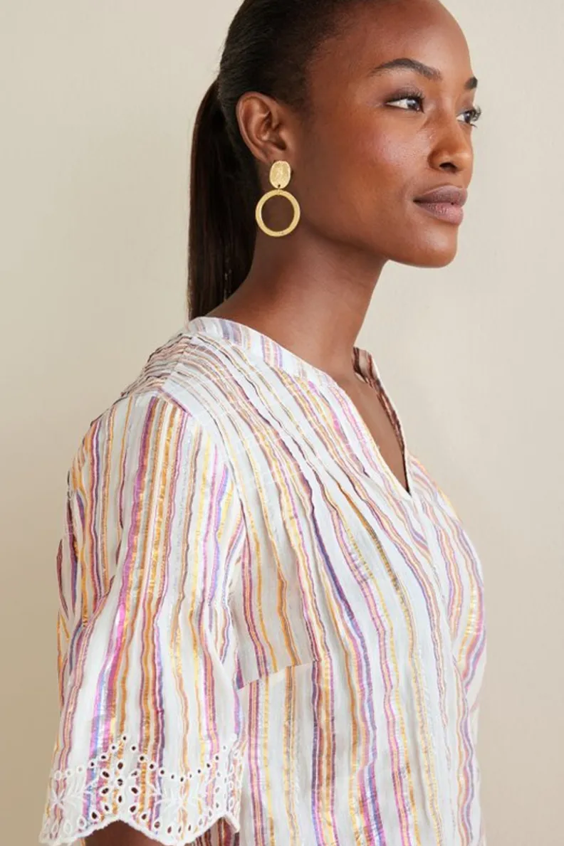 Blusa Veraniega Cielo con Detalles Metalizados - Diseño con Ojetes y Rayos Brillantes | Tops Casuales de Soft Surroundings para Looks Frescos