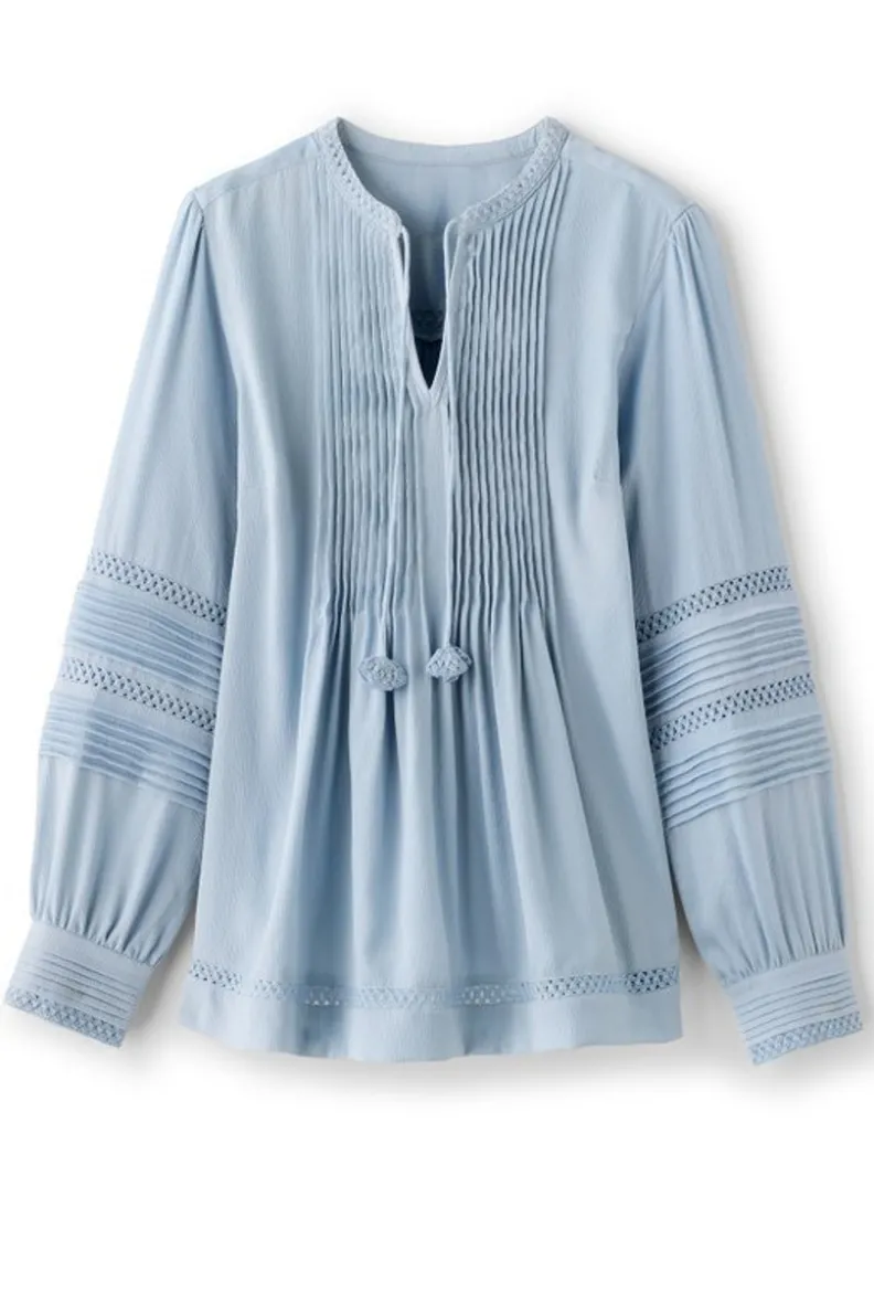 Blusa elegante de crepé con detalles de encaje Connie - Azul Bruma de Soft Surroundings