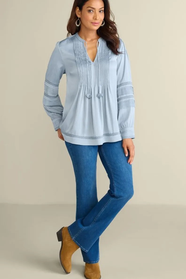 Blusa elegante de crepé con detalles de encaje Connie - Azul Bruma de Soft Surroundings