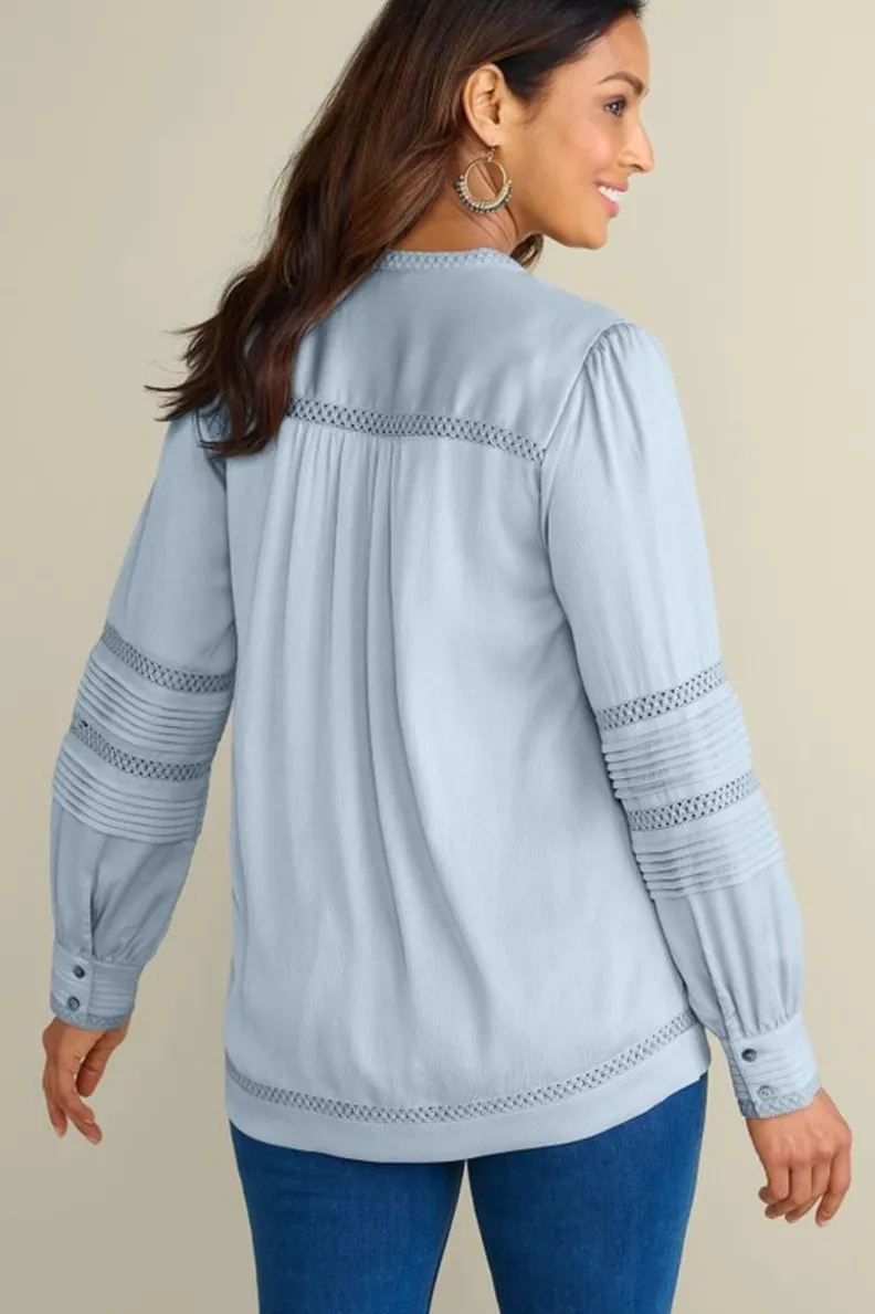 Blusa elegante de crepé con detalles de encaje Connie - Azul Bruma de Soft Surroundings