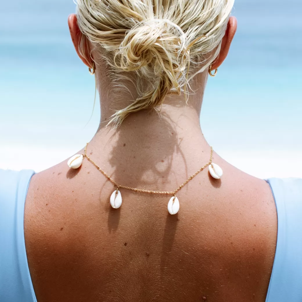 Gargantilla Playera con Caracoles Atolea - Joyería Costera Elegante para Looks Boho 

(，