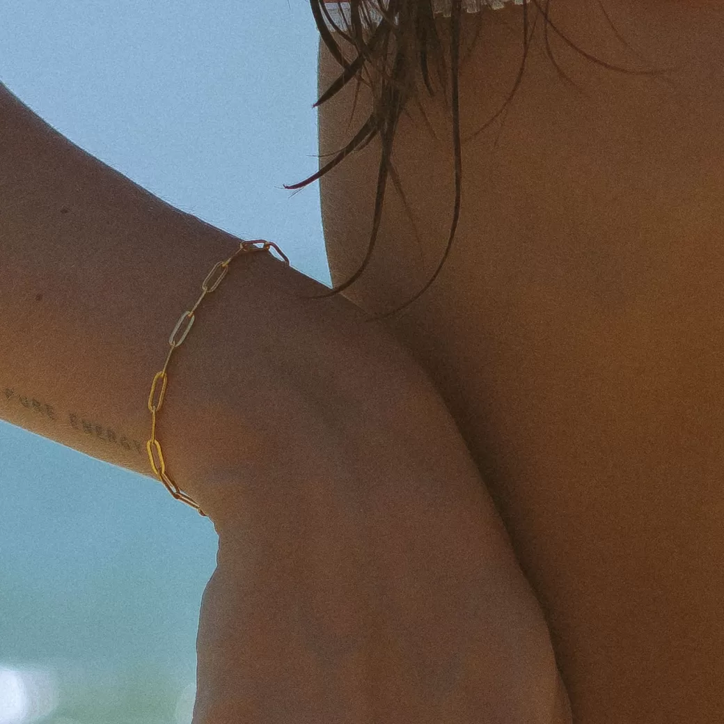Pulsera Cozumel Clip Dorada - Joyas Artesanales Atolea en Acero Quirúrgico | Talla Única con Detalle Marino