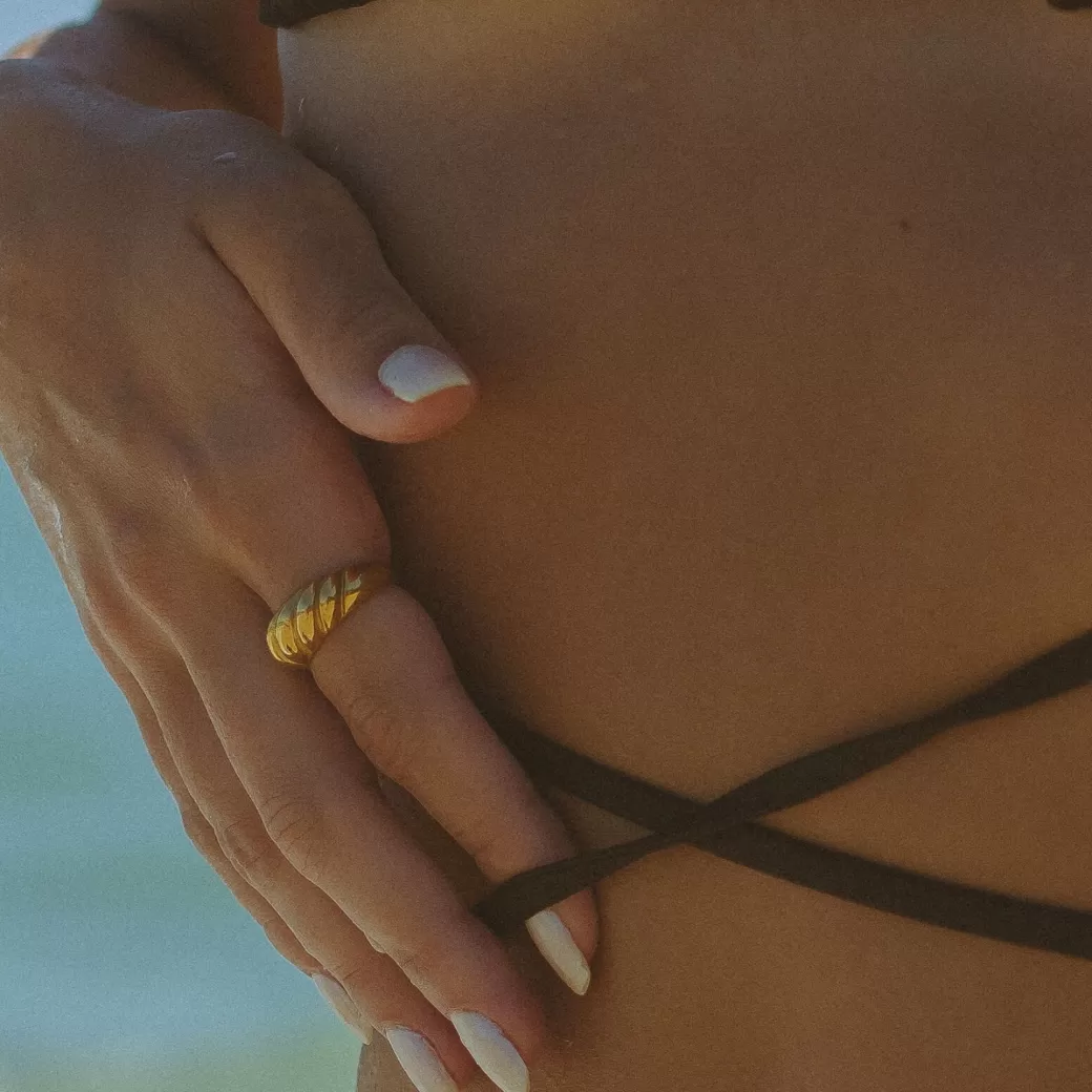 Anillo Elegante en Forma de Luna Creciente - Joyería Atolea | Precio Accesible y Diseño Exclusivo