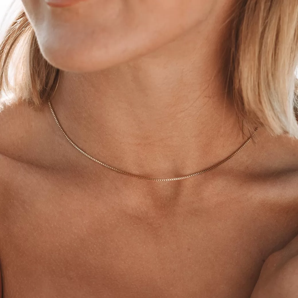 Collar de Encanto Discreto en Estuche - Detalle Sofisticado por Atolea Joyería