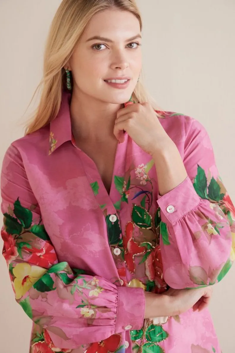 Blusa Danica de Soft Surroundings con bordados artesanales en estampado floral rojo y rosa