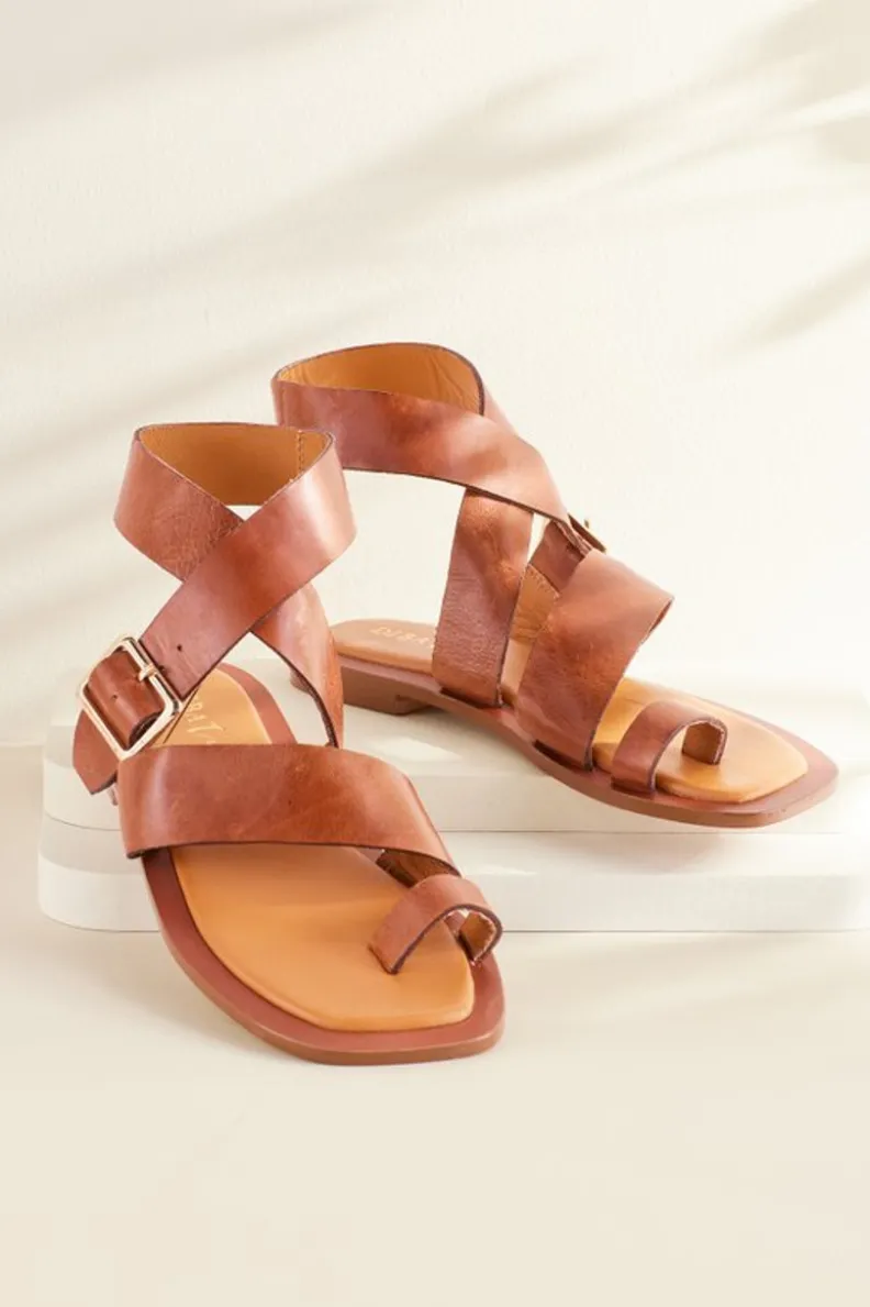 Sandalia Diba TrueCite con Hebilla Transparente en Cuero Suave - Color Whiskey de Soft Surroundings