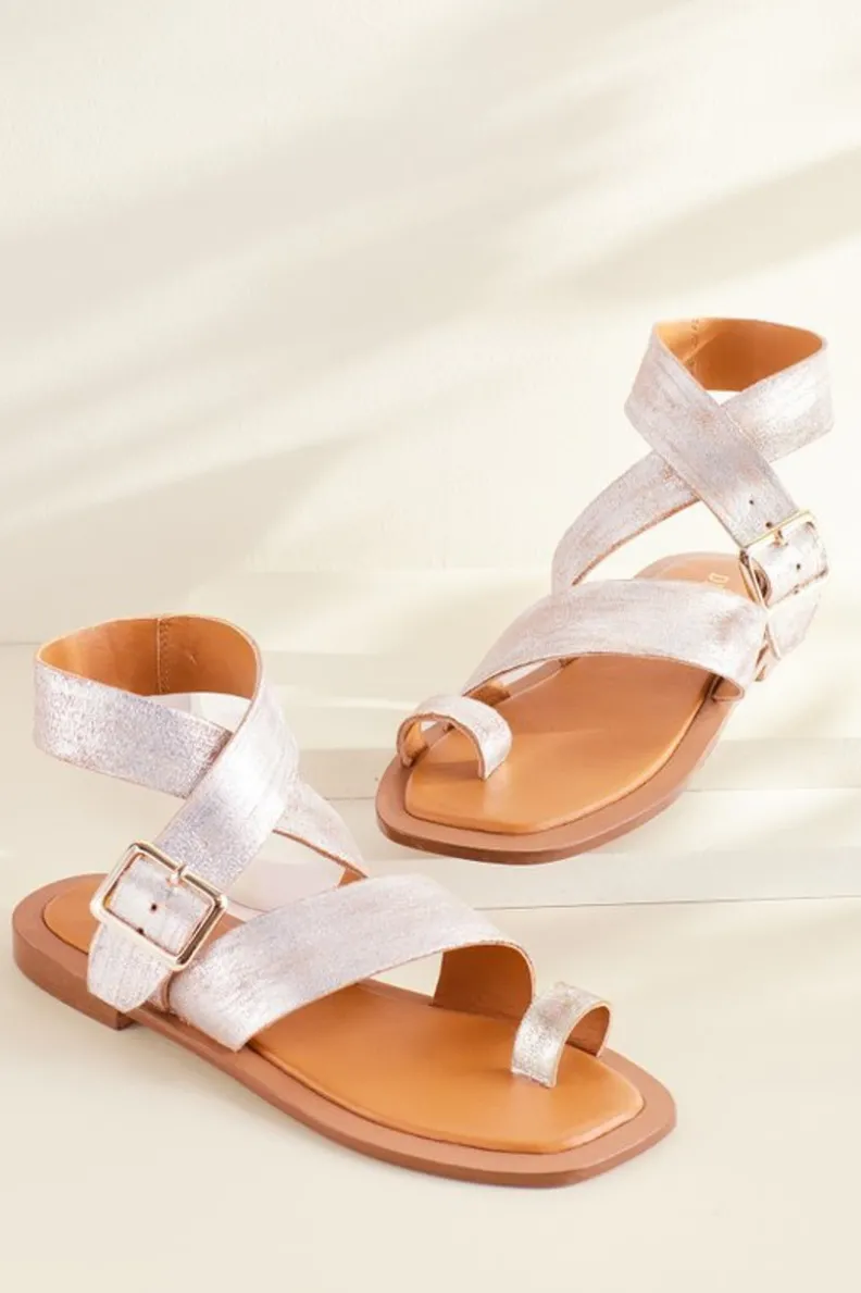 Sandalia Diba TrueCite con Hebilla Transparente en Cuero Suave - Color Whiskey de Soft Surroundings