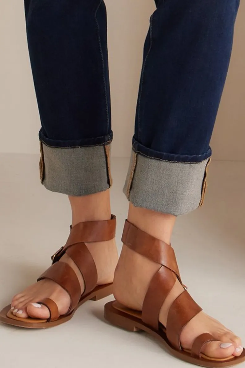 Sandalia Diba TrueCite con Hebilla Transparente en Cuero Suave - Color Whiskey de Soft Surroundings