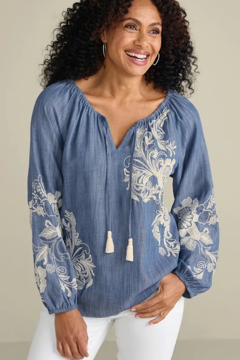 Blusa campesina de Tencel con bordados artesanales Diya - Tono desgastado medio, estilo bohemio suave de Soft Surroundings (talla M)