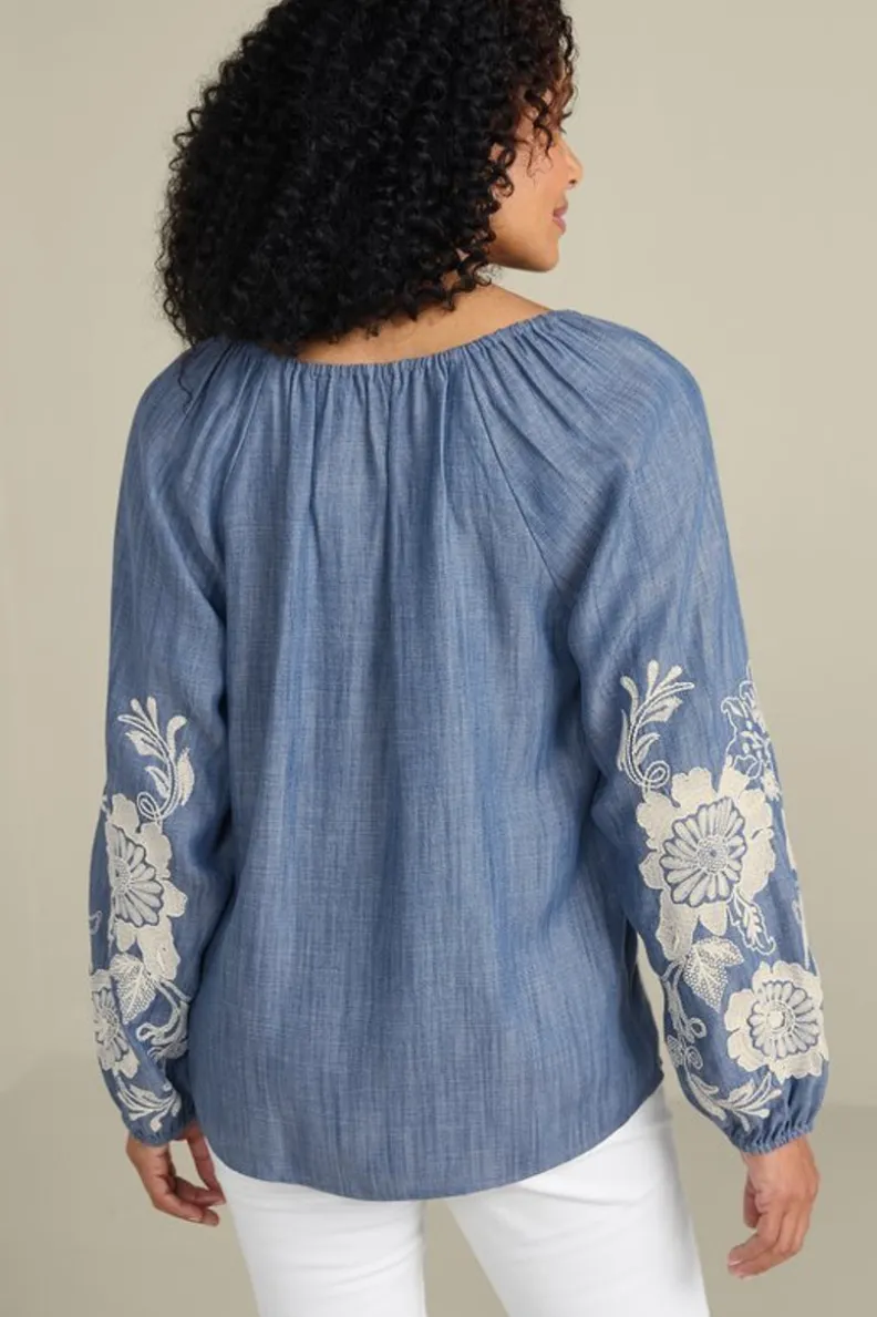 Blusa campesina de Tencel con bordados artesanales Diya - Tono desgastado medio, estilo bohemio suave de Soft Surroundings (talla M)