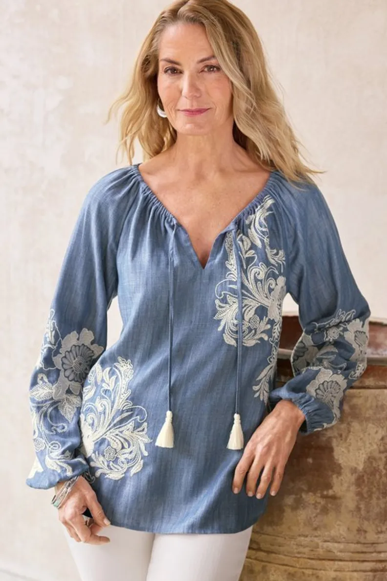 Blusa campesina de Tencel con bordados artesanales Diya - Tono desgastado medio, estilo bohemio suave de Soft Surroundings (talla M)