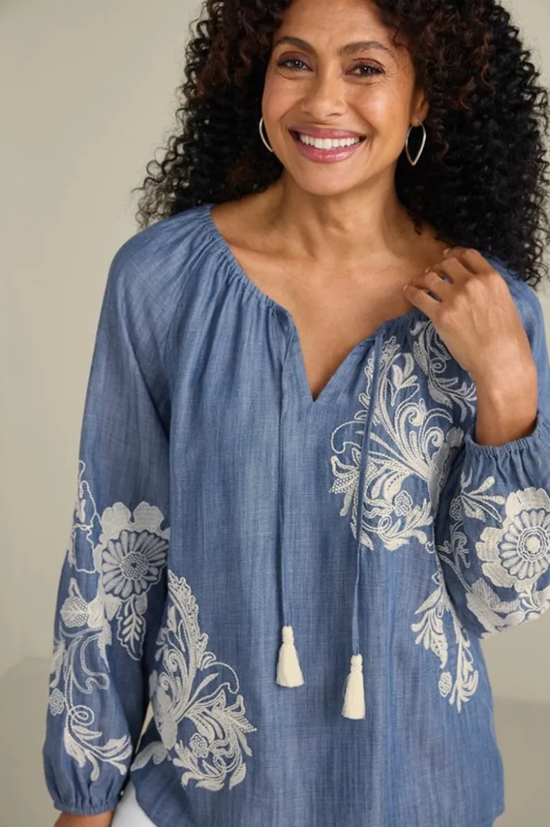 Blusa campesina de Tencel con bordados artesanales Diya - Tono desgastado medio, estilo bohemio suave de Soft Surroundings (talla M)